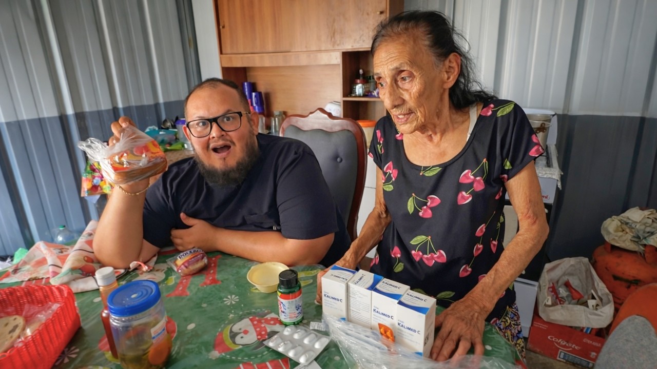 Abuela nos muestra el nuevo medicamento de napo