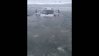 На озере Койбагар рыбаки спасли свой автомобиль от утопления декабрь 2021 Карасу Костанай Казахстан