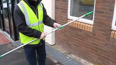 Traditional Window Cleaning at Height - Basic Techniques Tutorial Video (Unger)