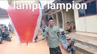 Proses pelepasan lampu lampion dalam rangka merayakan hari raya idul Fitri
