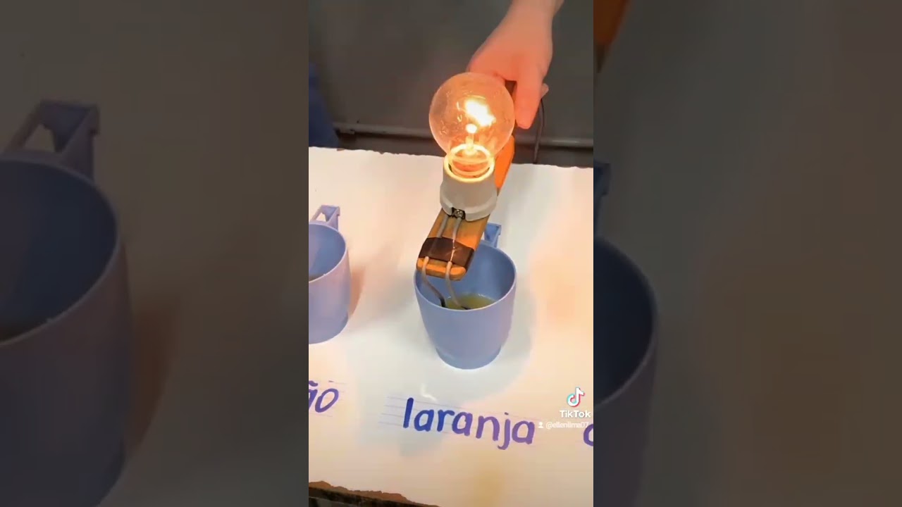 Experimento teste de condutividade em soluções.