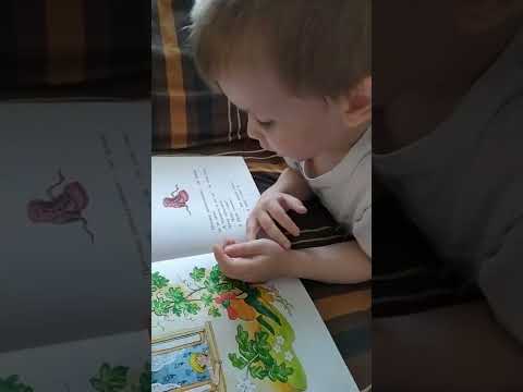 Миша читает с выражением в 4г7м книгу 