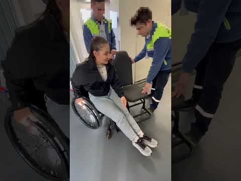 Video: Hoe vraag ik een rolstoel of wagen aan op de luchthaven