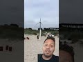 caminhoneiro conduzindo na beira mar