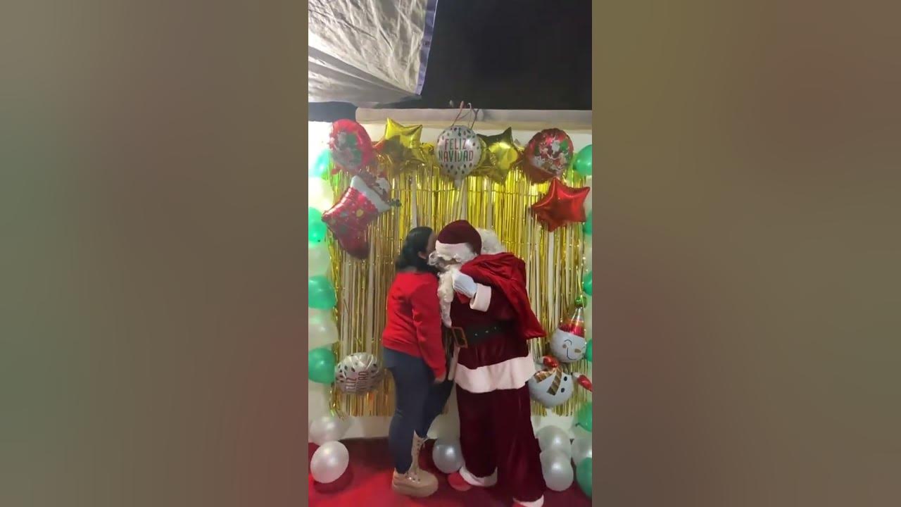 Santa Claus Le Dio Un Beso A Mama Santa claus le dio un beso a mama #navidad #santaclaus - YouTube