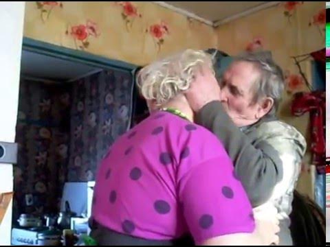 Русские мамы дают лизать. Бабушка и дедушка. Бабушка целует внука. Дед и бабка поцелуй. Бабушки переспавшие с внучками.