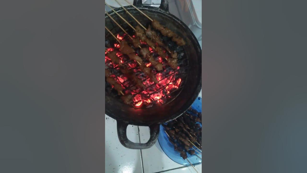bakar sate pake alat seadanya bakar sate pake alat seadanya