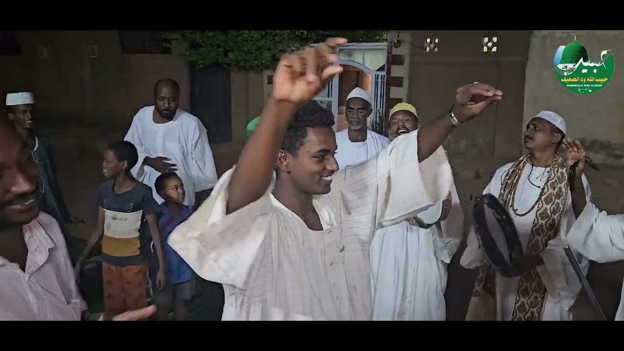 بدر التمام خير الانام نبي البشائر.