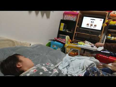 Eテレ0655日めくりタヌキ(狸)の月曜日の歌が終わって残念がる5歳児男の子（発達障がい（知的障害）-自閉性スペクトラム症）