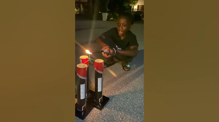 Boy Lights Fireworks For The First Time - DayDayNews