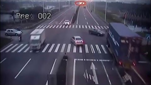 Car Crash Road Rage Caught On Camera Tape | Red Light Running Crashes In China Caught on Camera