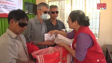 Tặng 100 phần quà cho người khuyết tật, gia đình có hoàn cảnh đặc biệt khó khăn