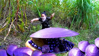 😱😱Prying open the giant purple clam, I was instantly scared. Countless purple pearls, so beautiful