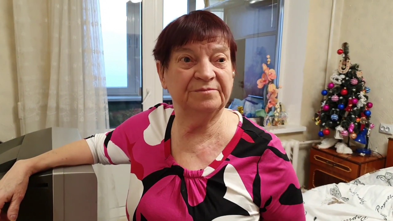 Мамка мастурбирует в машине