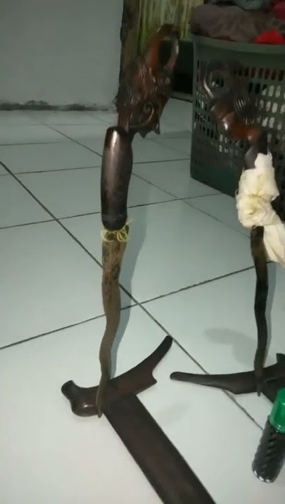 subhanallah,,keris berdiri ..