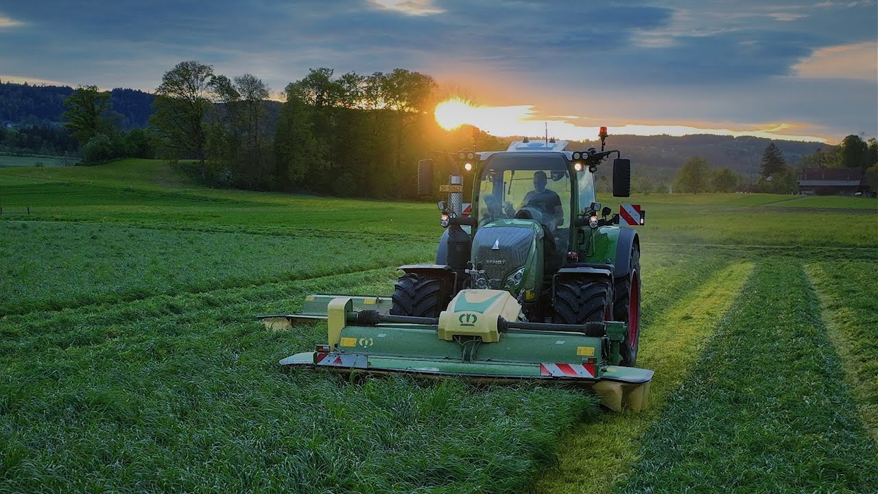 Fendt Vario 720 beim 1. Schnitt mit Krone mäh Kombination