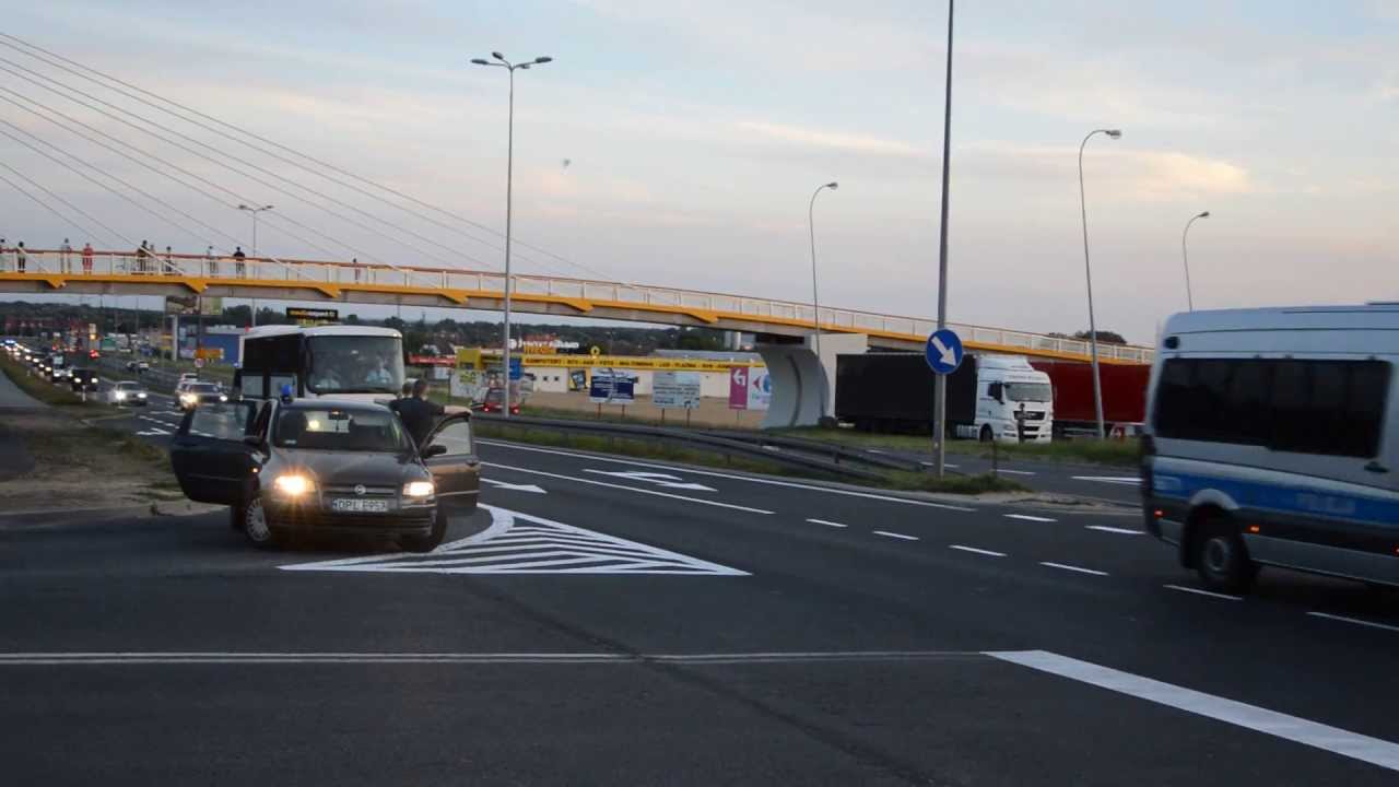 [HIT] Policyjna eskorta kibiców Pogoni Szczecin przez DK3 w Polkowicach