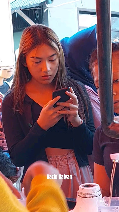 Cewek Cantik Lagi Butuh Perhatian