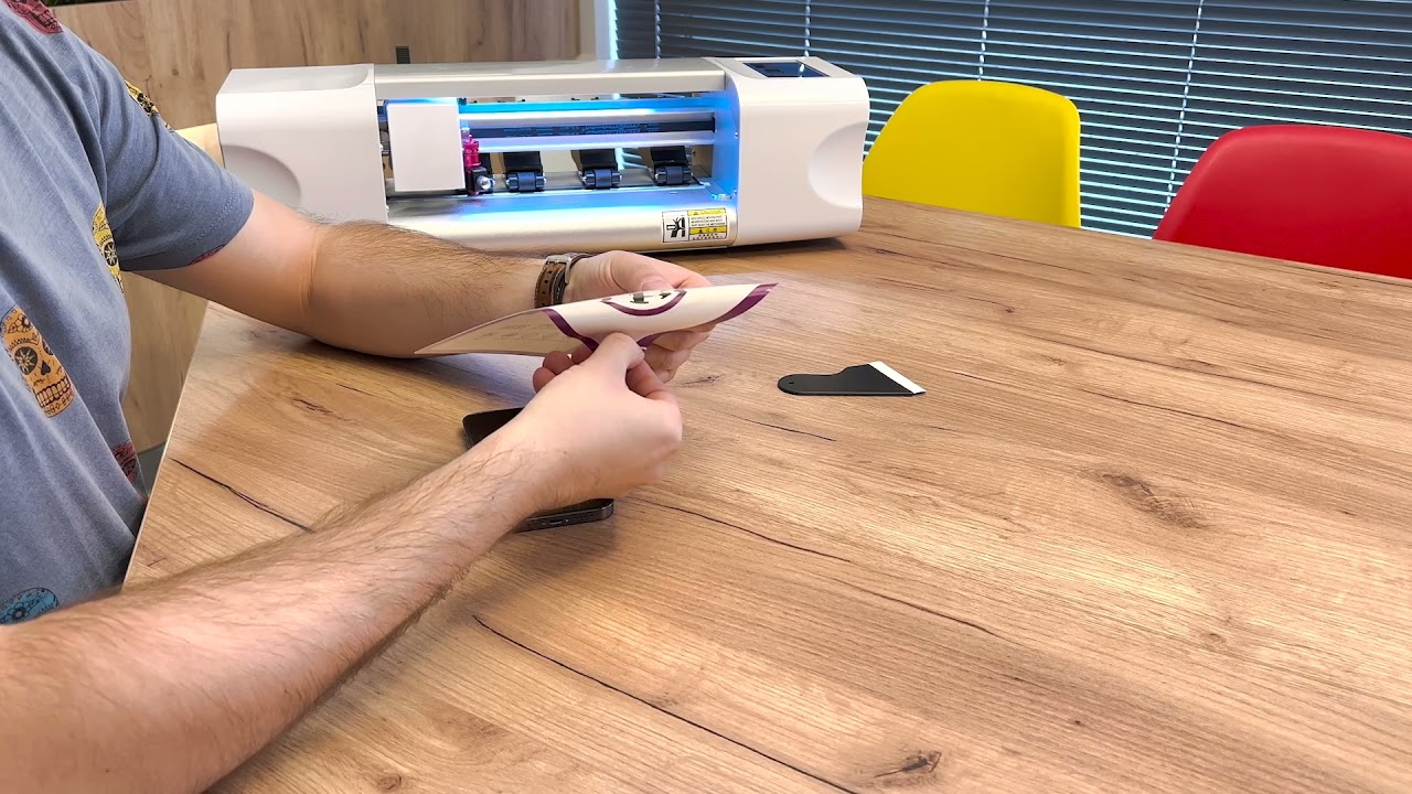 Ploter do wycinania folii ochronnych. Sklep Hurtel