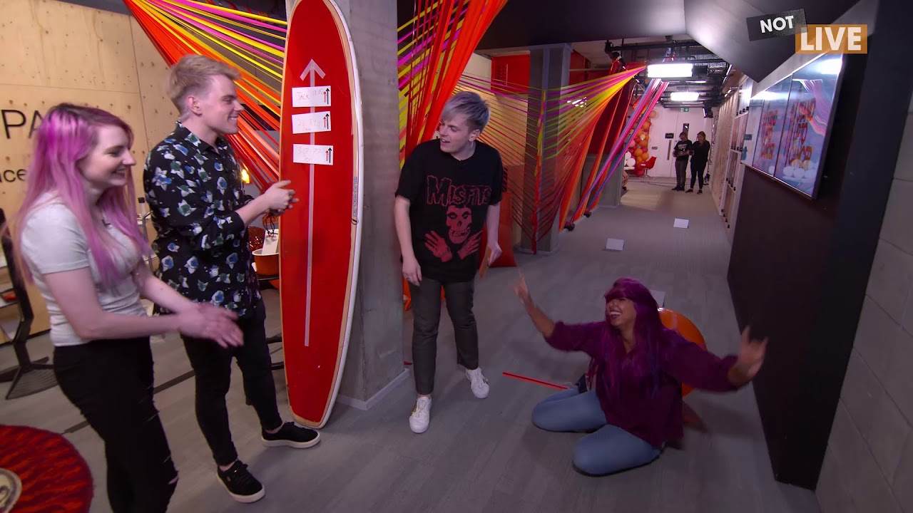 Yammy & LDShadowLady go head to head on space hoppers | Stand Up To Cancer