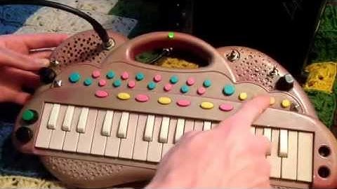 Circuit bent bontempi keyboard. LFO pitch and glitch controls