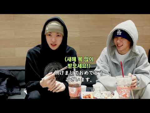귓속말 한거야...?... 귀여워 귀여워...🦦☺️🤭