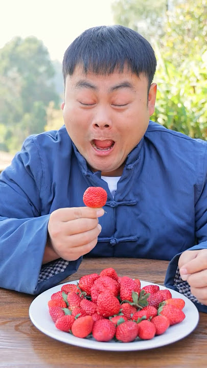 There are actually so many bugs inside strawberries😨 #funny #mukbang