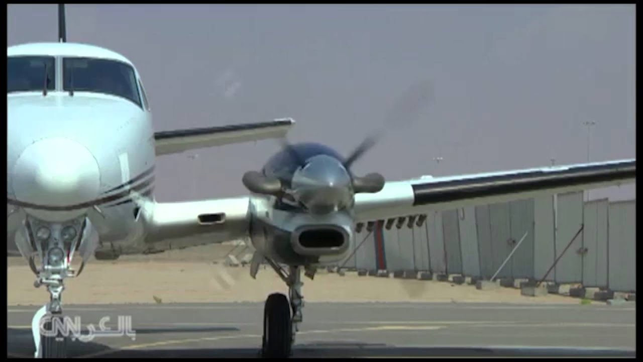 كاميرا سي ان ان على متن طائرة تلقيح السحب فوق أبوظبي - مترجم باللغة العربية