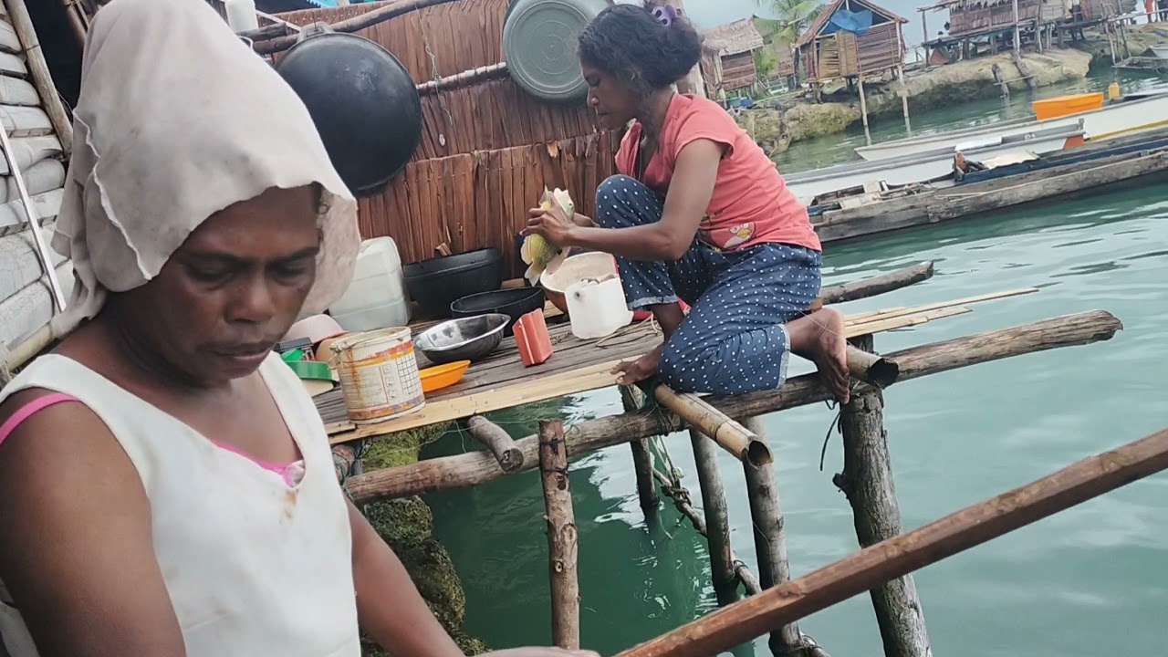 Mancing ikan dari dapur menjadi hal biasa bagi Mace-mace