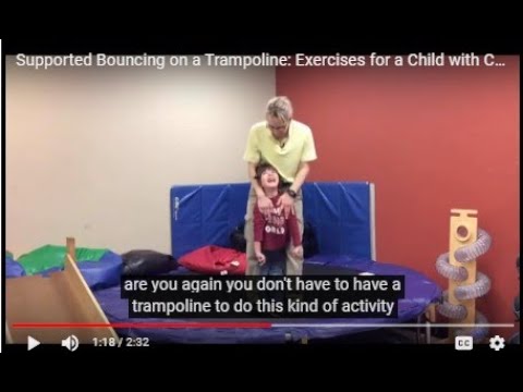 Video: Maminka varuje před používáním trampolíny poté, co její batoľatá přestěhuje 