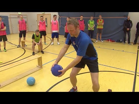 SAT.1-Reporter macht den Sporttest der Feuerwehr Hamburg