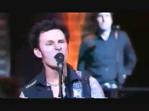 Green Day - American Eulogy : a)Mass Hysteria b) Modern World (Live)