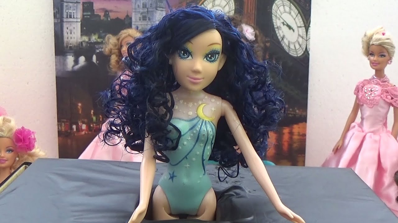 Barbie Fashionista com cabelo cacheado