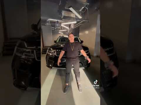 شراء عمر كمال احدث سياره ع الاطلاق