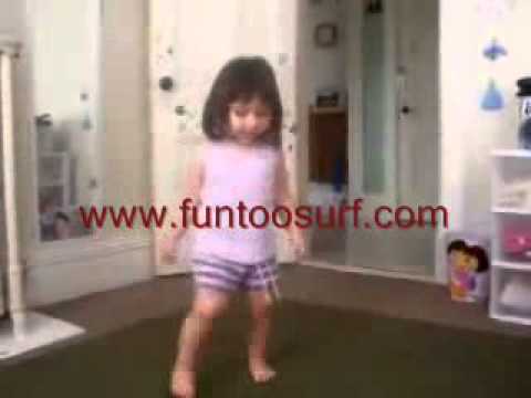 Funny Baby Girl Dancing Samba.flv