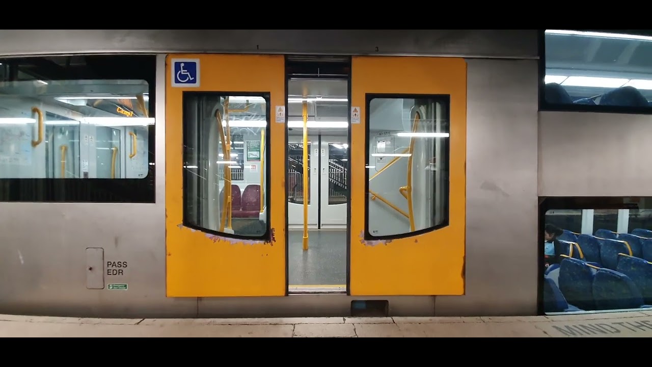 Doors closing announcement mset mellenium, except there isn't an