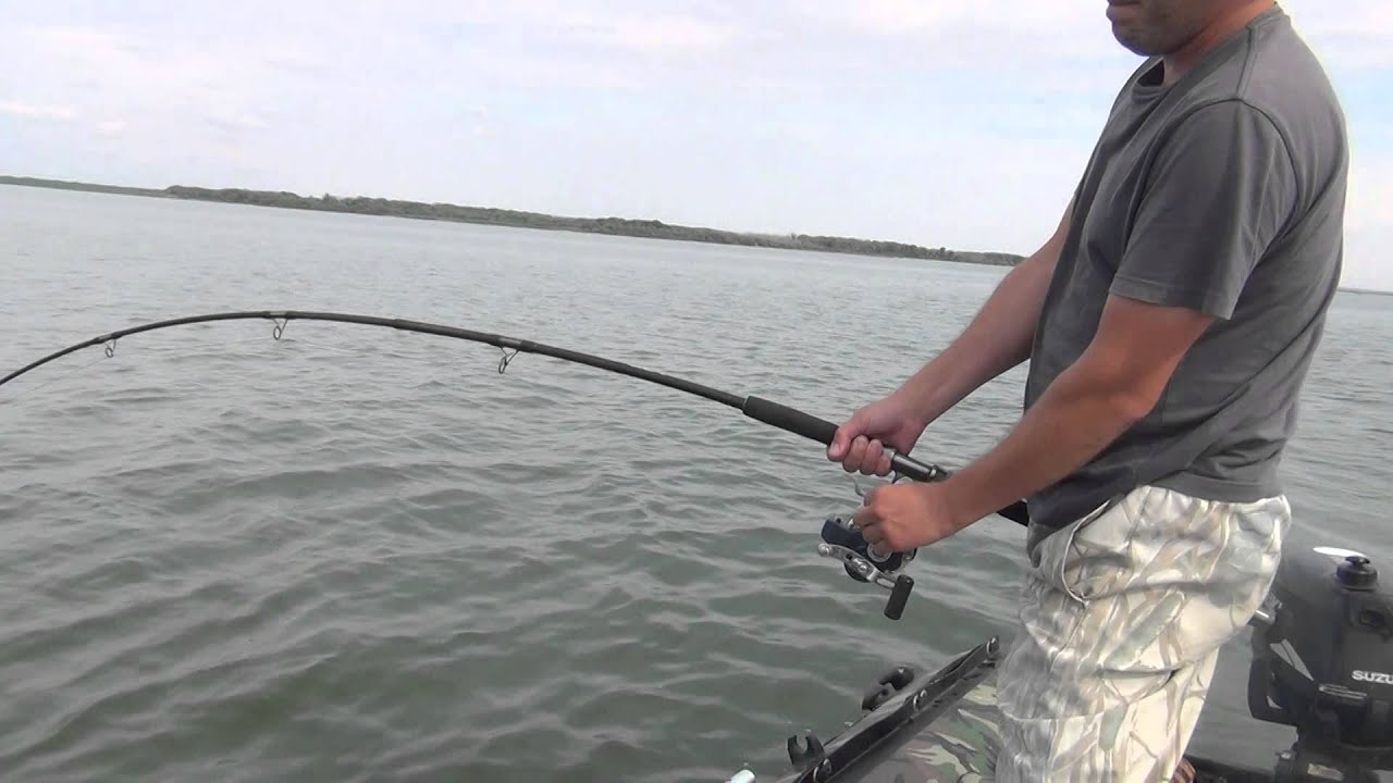 Прикол на рыбалке. Катушка отвалилась прямо во время борьбы с сомом! Часть 1