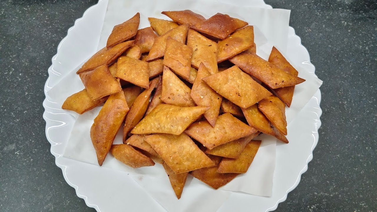 १० मिनिटांत बनवा खुसखुशीत गव्हाच्या पिठाचे तिखट शंकरपाळे