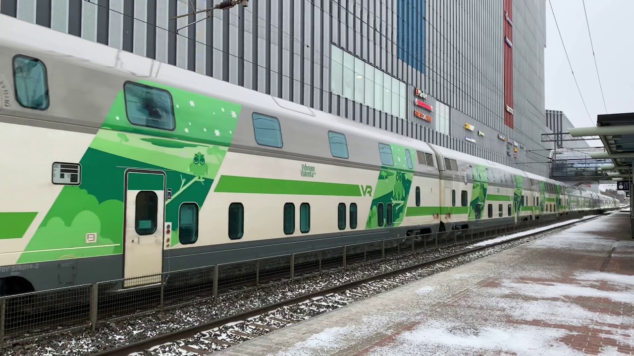 Junia Tikkurilan asemalla | Trains at Tikkurila station