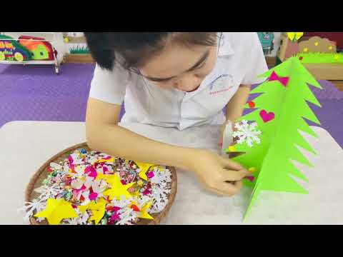 Các bé 3 tuổi trang trí cây thông noel