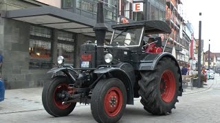 Oldtimer-Traktoren rasen durch Mengen