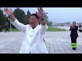 بالرقص والبكاء.. ترحيب حار من الشباب بزعيم كوريا الشمالية كيم جونغ أون