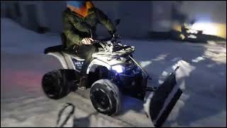 Электроквадроцикл Дачник ЕМ 015, убирает снег