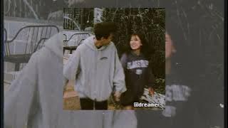 giữa đại lộ đông tây (Uyên Linh) - Lyrics Video