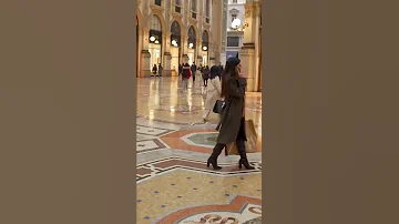 طلبت بوسة من بنت ايطالية وكانت الاجابة مرضية جدا 