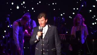 Daniel o Donnell - welcomes his little grandaughr on stage for the  first time chords