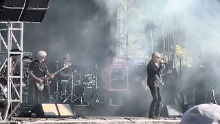 “Jesus And Mary Chain” perform “Happy When It Rains” at Cruel World Festival in Pasadena CA