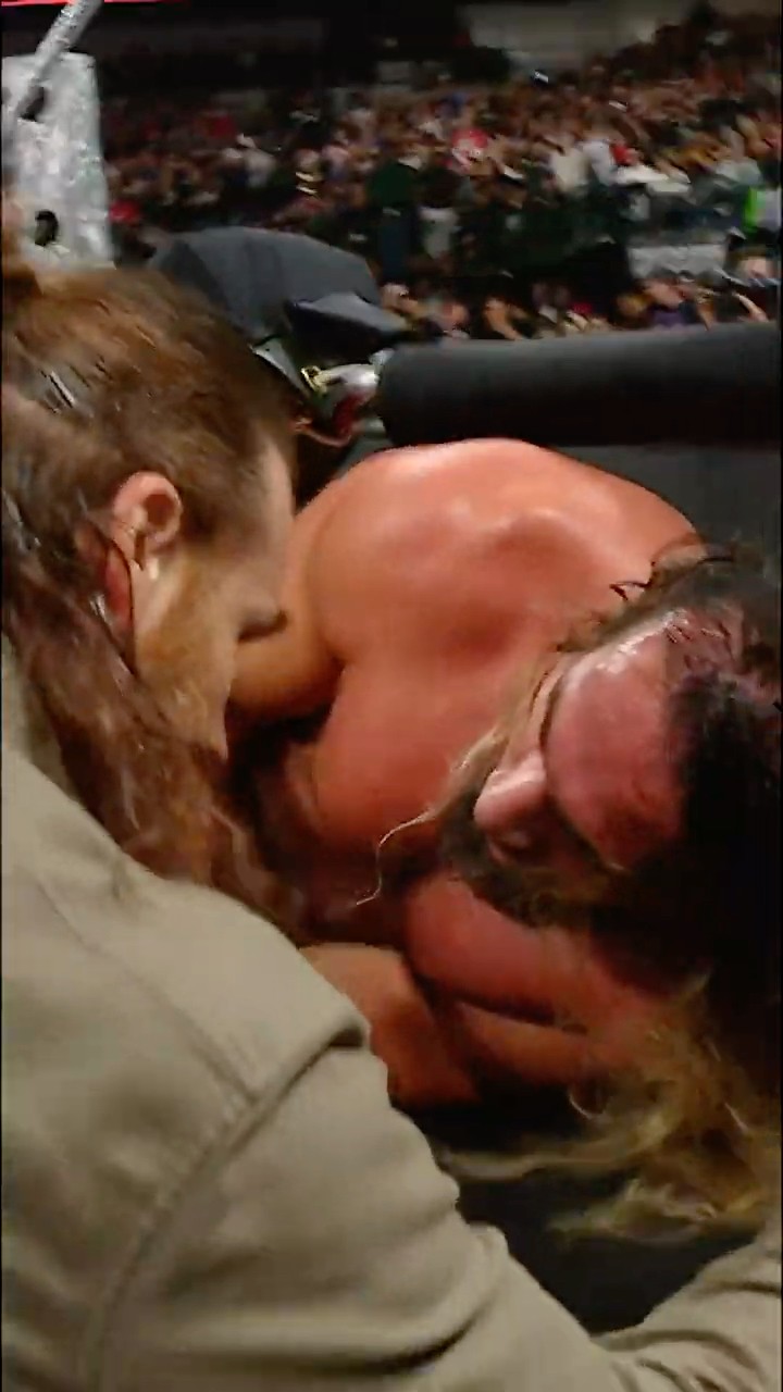 Get yourself a friend like Sami Zayn! ? #RawOnNetflix #WWERaw