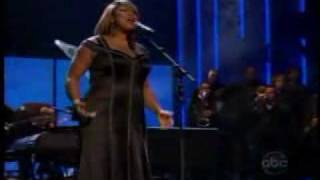 Queen Latifah performs at 2007 AMA awards show