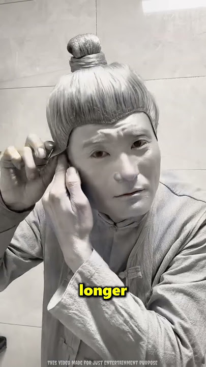This Man Turns Into A Statue Every Morning 😲